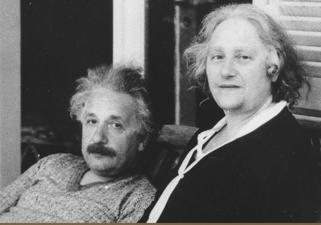 Albert Einstein alături de soția sa