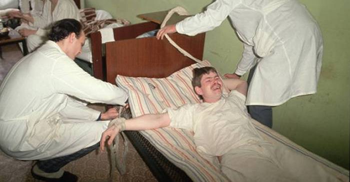 15 imagini tulburătoare din lumea ascunsă a spitalelor psihiatrice FEATURED_compressed