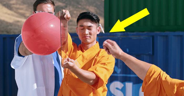 Un călugăr shaolin străpunge cu acul un panou de sticlă