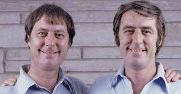 Separați la naștere, acești gemeni au descoperit la 39 de ani coincidențele uluitoare din viețile lor