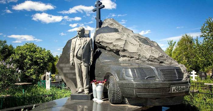 Cimitirul extravagant al mafioților din Rusia