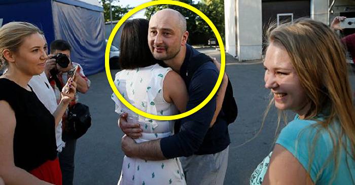 Declarat mort în timpul nopții, un jurnalist a apărut viu la conferința de presă de a doua zi featured_compressed