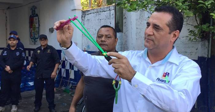 Polițiștii dintr-un oraș mexican au fost dotați cu praștii și pietre în loc de pistoale featured_compressed