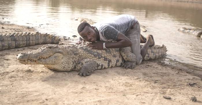 VIDEO Satul în care crocodilii și oamenii trăiesc împreună, în armonie FEATURED_compressed
