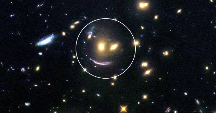 Într-un colț îndepărtat al universului, Hubble a descoperit o față zâmbitoare featured_compressed
