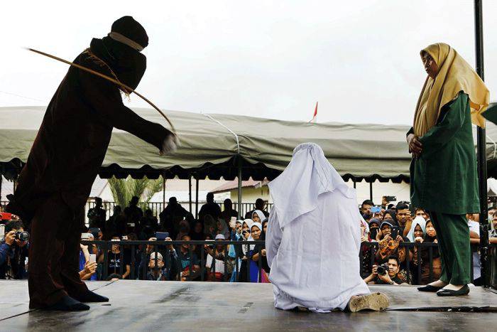 Un bărbat și o femeie din Indonezia au leșinat în timp ce erau biciuiți