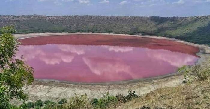Un lac format în craterul unui meteorit a devenit roz peste noapte
