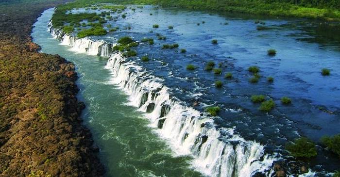 Mocona cascada de 3 kilometri care curge de-a lungul unui râu