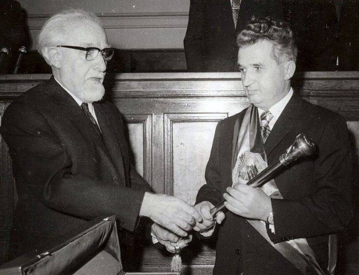 Nicolae Ceausescu si sceptrul