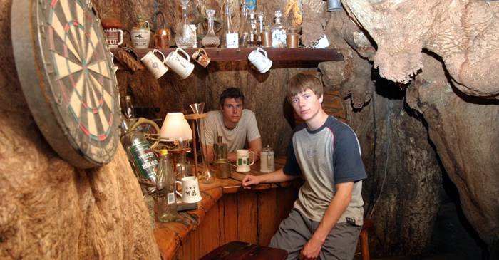 Barul de 15 persoane amenajat în trunchiul unui baobab featured_compressed