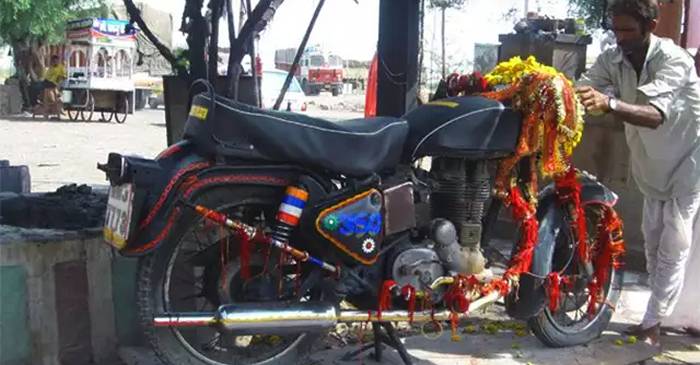 Bullet Baba, zeul motocicletă venerat în India FEATURED_compressed