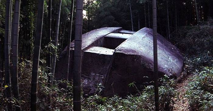 Monoliții misterioși din Asuka Nara și nava de piatră din Masuda, Japonia