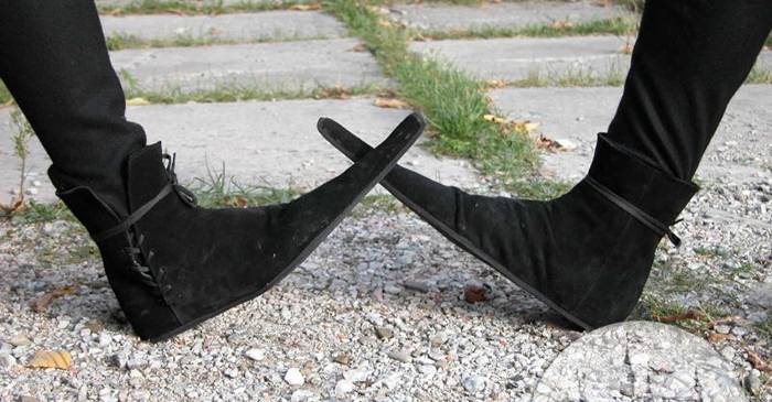 „Poulaine”, pantofii cu vârful de 50 de centimetri ce făceau furori în Evul Mediu