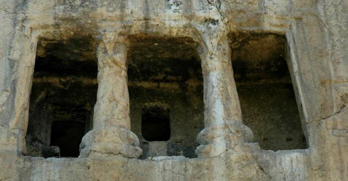 Mormântul antic sculptat în stâncă ce a ajuns să fie dat uitării