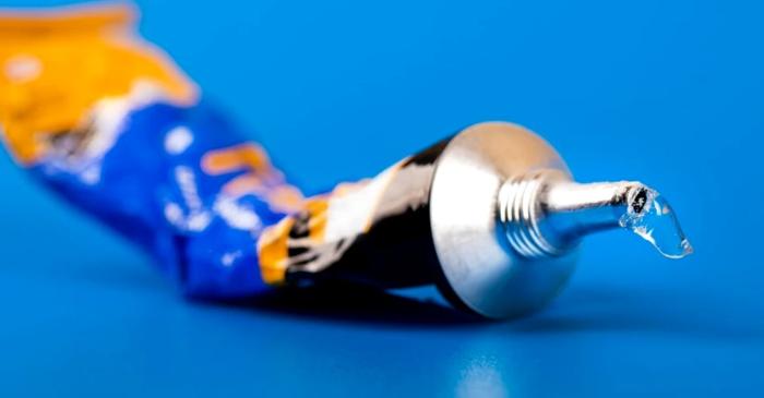 Super Glue, o invenție remarcabilă făcută din greșeală. Cum a început totul?