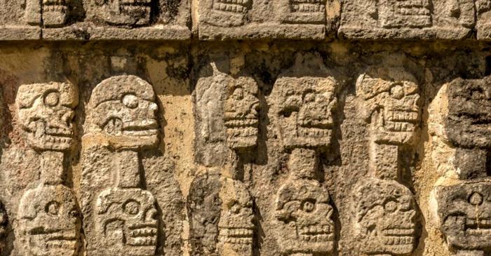 Cranii deformate și decapitări ritualice, găsite la o piramidă mayașă din Mexic