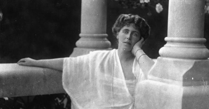 Cum a trecut regina Maria peste poruncile ferme ale Regelui Carol I şi mai târziu a refuzat favorul lui Hitler