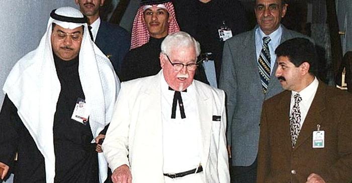 Harland Sanders, inventatorul celor mai iubite aripioare crocante de pui. „Nu există niciun motiv pentru a-mi dori să fiu cel mai bogat om din cimitir”