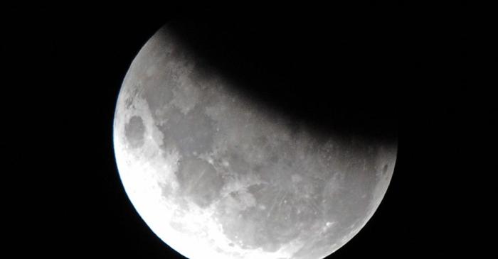 Luna este pe cale să devină un cimitir, la propriu