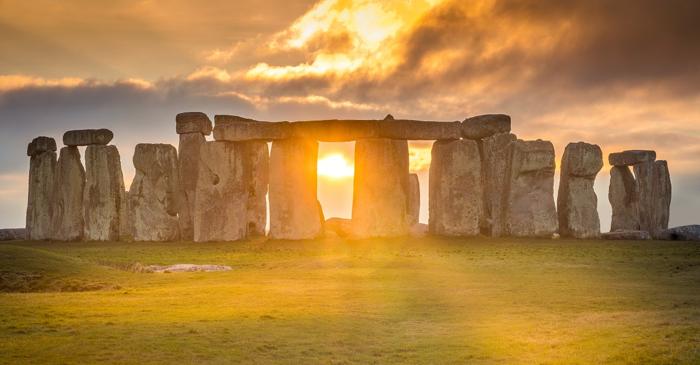 Stonehenge a fost vopsit portocaliu cu o zi înainte de solstițiul de vară. Cine a schimbat aspectul celebrului monument