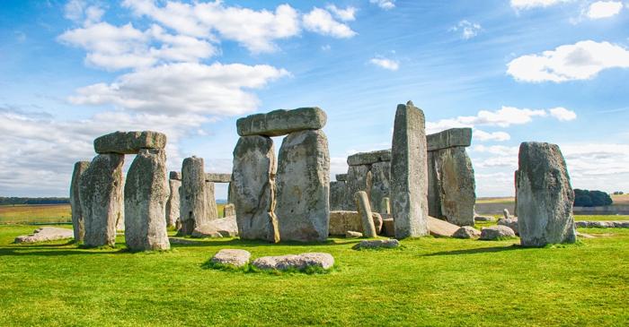 Stonehenge a fost vopsit portocaliu cu o zi înainte de solstițiul de vară. Cine a schimbat aspectul celebrului monument