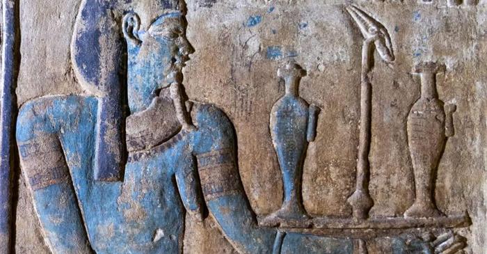 Culorile Originale ale Templului Edfu: O Restaurare Arheologică Remarcabilă