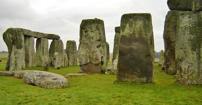 Enigma neolitică se adâncește: Piatra altarului de la Stonehenge își ascunde încă originea