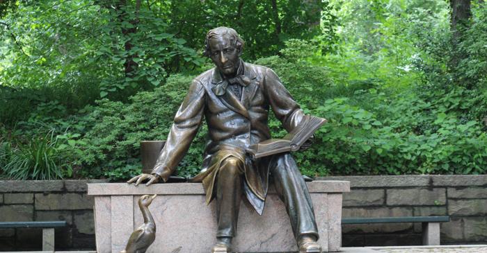Hans Christian Andersen, artistul care a transformat poveștile pentru copii în artă universală
