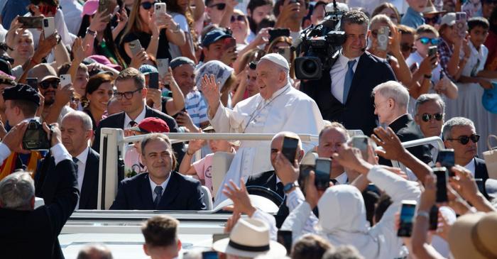 Papa Francisc: primul pontif iubitor de selfie-uri și reformator al Bisericii Catolice