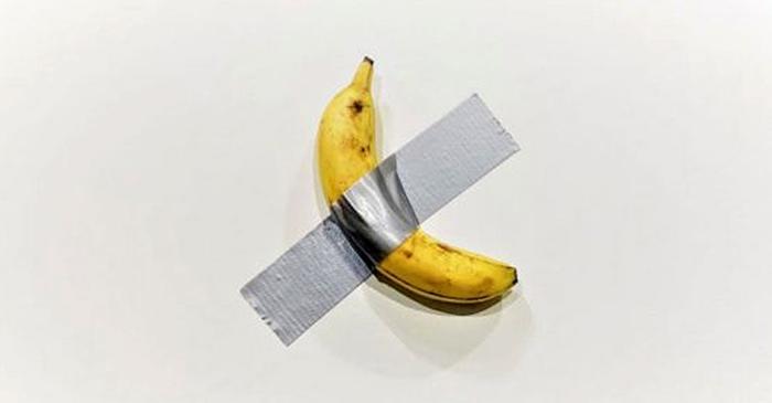 O banană lipită cu bandă adezivă, operă de Cattelan, s-a vândut la Sotheby's pentru 6,2 milioane de dolari