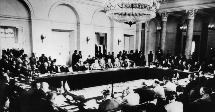 România a semnat la Moscova un tratat de „prietenie" care a transformat-o în stat vasal al URSS-ului