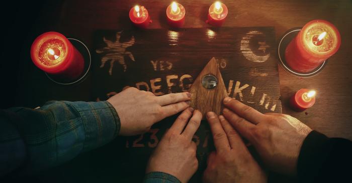 De la joc de societate la fenomen cultural controversat: povestea tablei Ouija