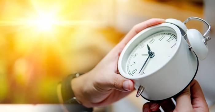Schimbarea orei: chiar economisim energie sau ne păcălim singuri?