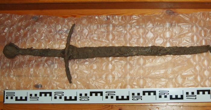 Vânătorii de comori au descoperit o sabie medievală intactă lângă râul Osa din Polonia