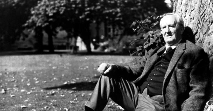 Tolkien, creatorul „Stăpânului Inelelor", a scris trilogia în 12 ani de muncă intensă