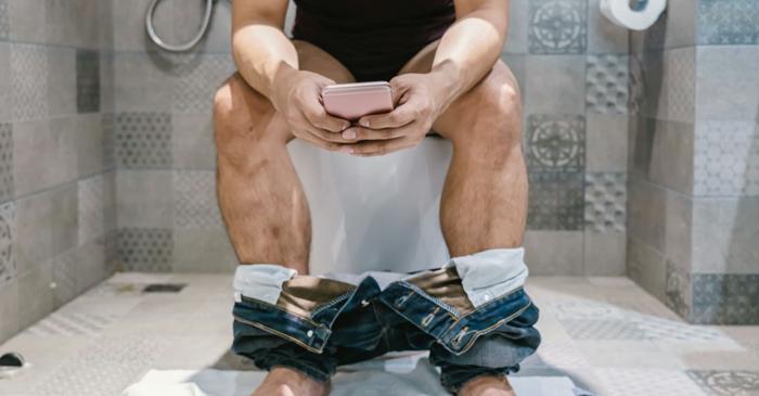 Folosirea telefonului pe toaletă crește dramatic riscul de hemoroizi, arată un nou studiu