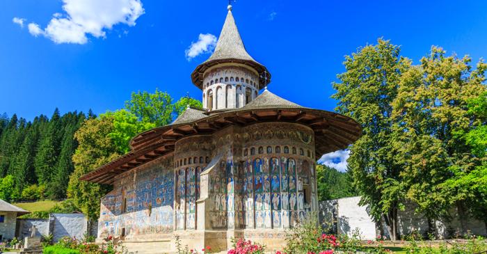 Mănăstirea Voroneț, bijuteria medievală a Moldovei care uimește prin albastrul său unic