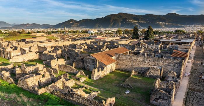 Un manuscris antic de la Herculaneum a fost decodat cu tehnologie modernă după 2.000 de ani