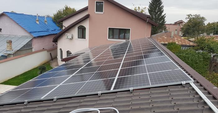 Cercetătorii au dezvoltat un material inovator care crește eficiența panourilor solare cu 12%