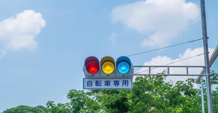 De ce sunt albastre unele semafoare în Japonia?