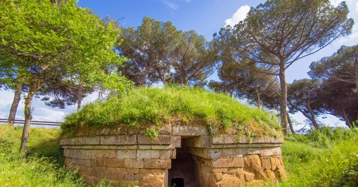Arheologii italieni au descoperit un mormânt etrusc intact vechi de 2.600 de ani