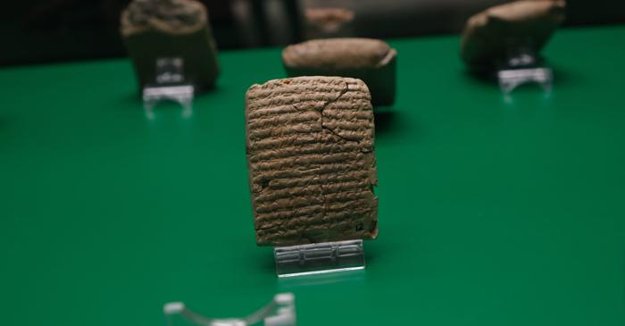 Buletinul de identitate a evoluat de la sigiliile babiloniene la supravegherea digitală modernă