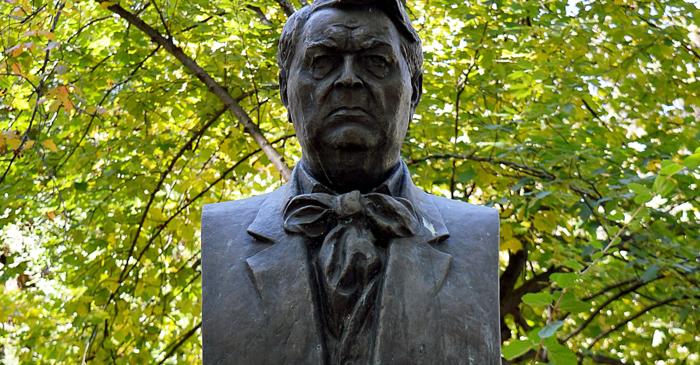 Mihail Sadoveanu, autorul vastei fresce a lumii românești, la 145 de ani de la naștere