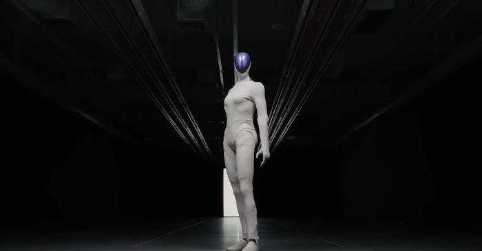 Un producător chinez de vehicule electrice a creat un robot umanoid atât de realist încât a trebuit să-i taie părți pentru a dovedi că nu ascunde un om