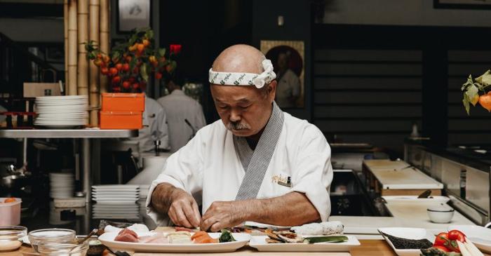 Femeile pot să gătească sushi, iar interdicția este doar un mit modern