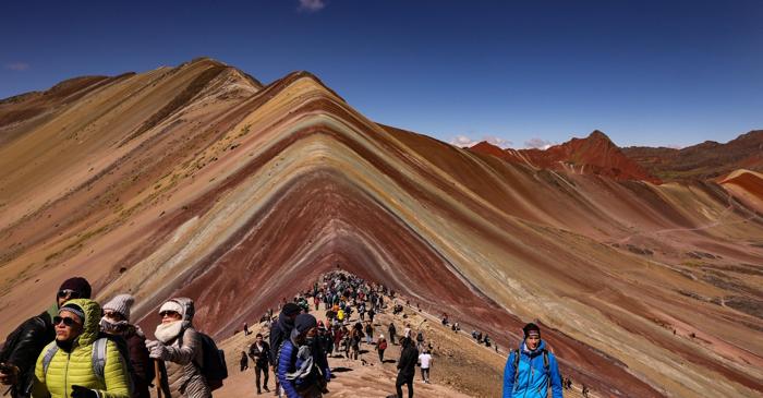 Muntele Curcubeu din Peru, o minune geologică, este degradat de turismul în masă