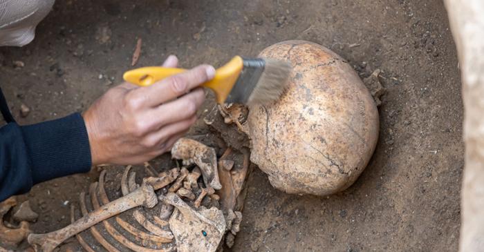 Familiile din Epoca Pietrei îngropau împreună rude îndepărtate, nu doar pe cele apropiate