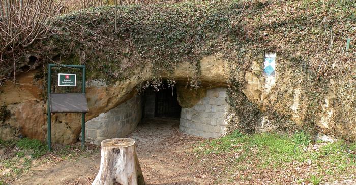 La ce foloseau enigmaticele tuneluri medievale în care un om abia poate încăpea?
