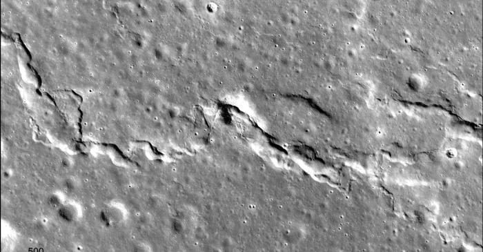 Luna continuă să se micșoreze și să se cutremure