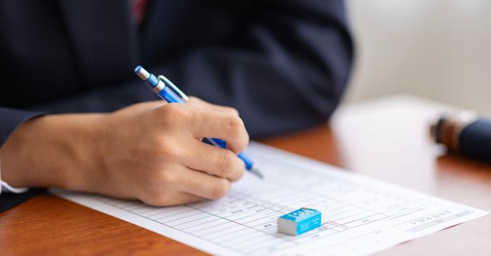 Presiunea școlară la 15 ani crește riscul de depresie și automutilare până la vârsta adultă